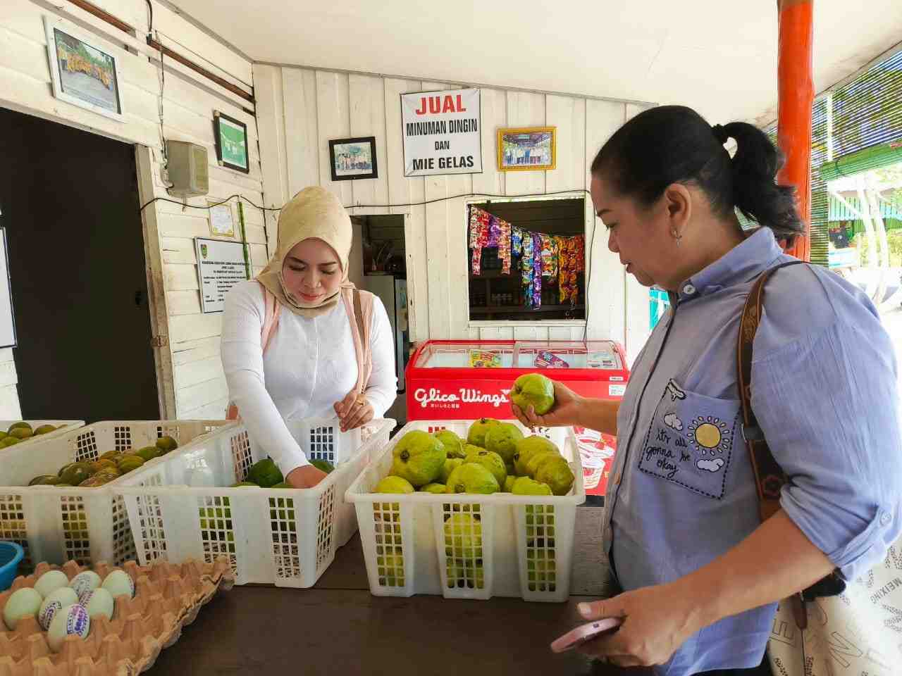 PENJUAL BUAH JAMBU DAN ALPUKAT