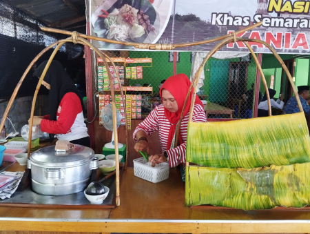 ATRIBUT MERAH PUTIH DI HUT KE-79 RI