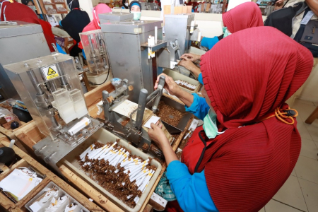 PROSES PEMBUATAN KRETEK