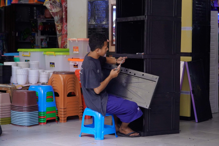 PENJUAL LEMARI DI PASAR SARIMALAHA