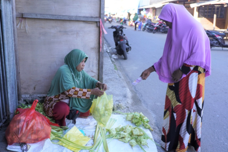 PENJUAL CANGKANG KETUPAT di PASAR TUAL