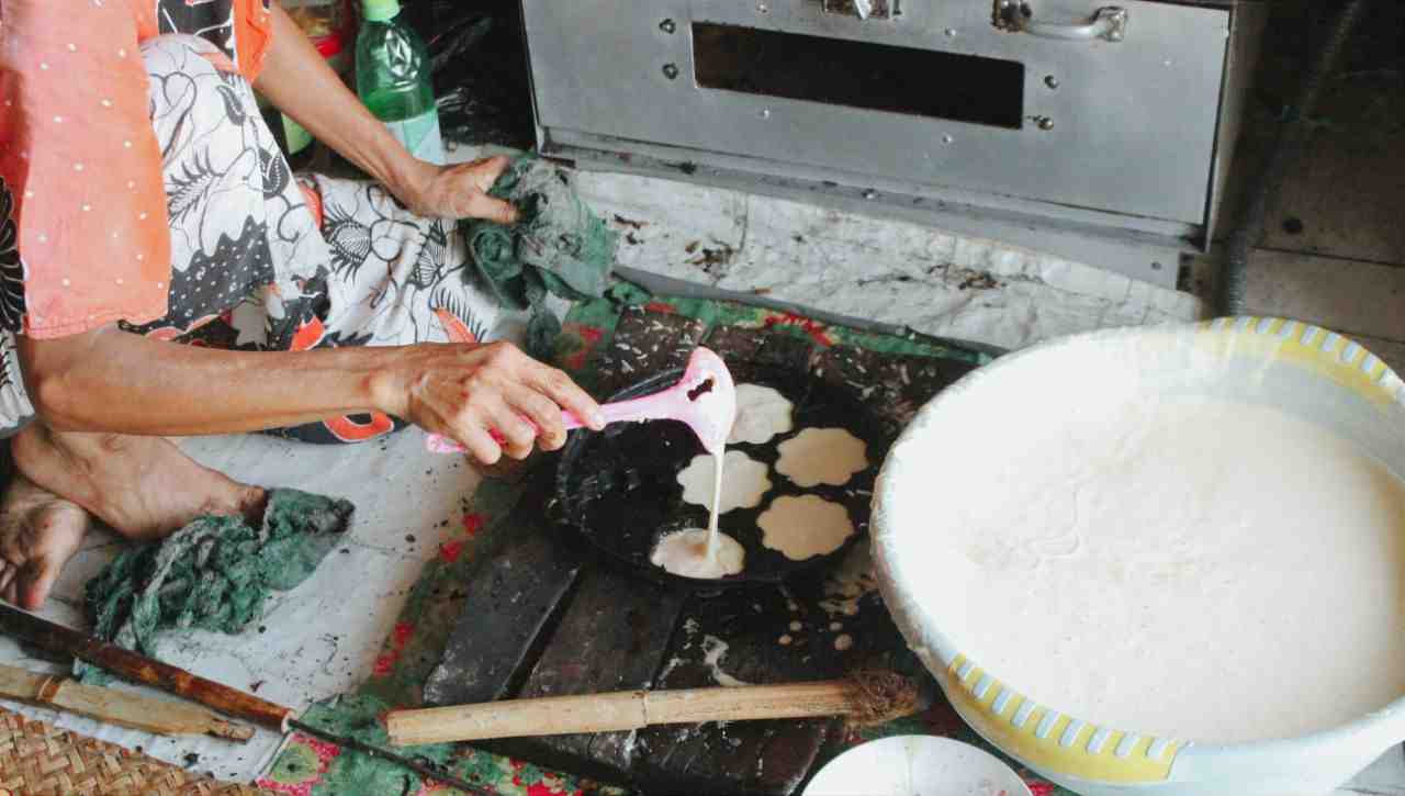 TUANG ADONAN KUE KELEMBEN