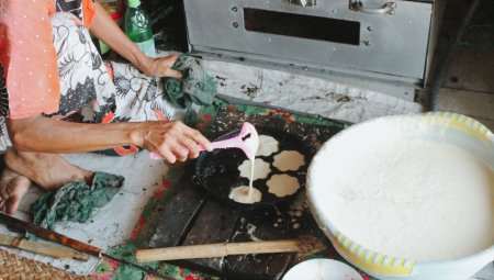 TUANG ADONAN KUE KELEMBEN