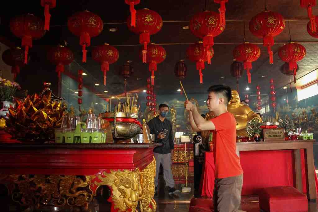 PENIADAAN PERAYAAN MALAM IMLEK DI KELENTENG XIAN MA MAKASSAR