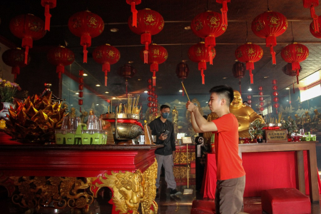PENIADAAN PERAYAAN MALAM IMLEK DI KELENTENG XIAN MA MAKASSAR