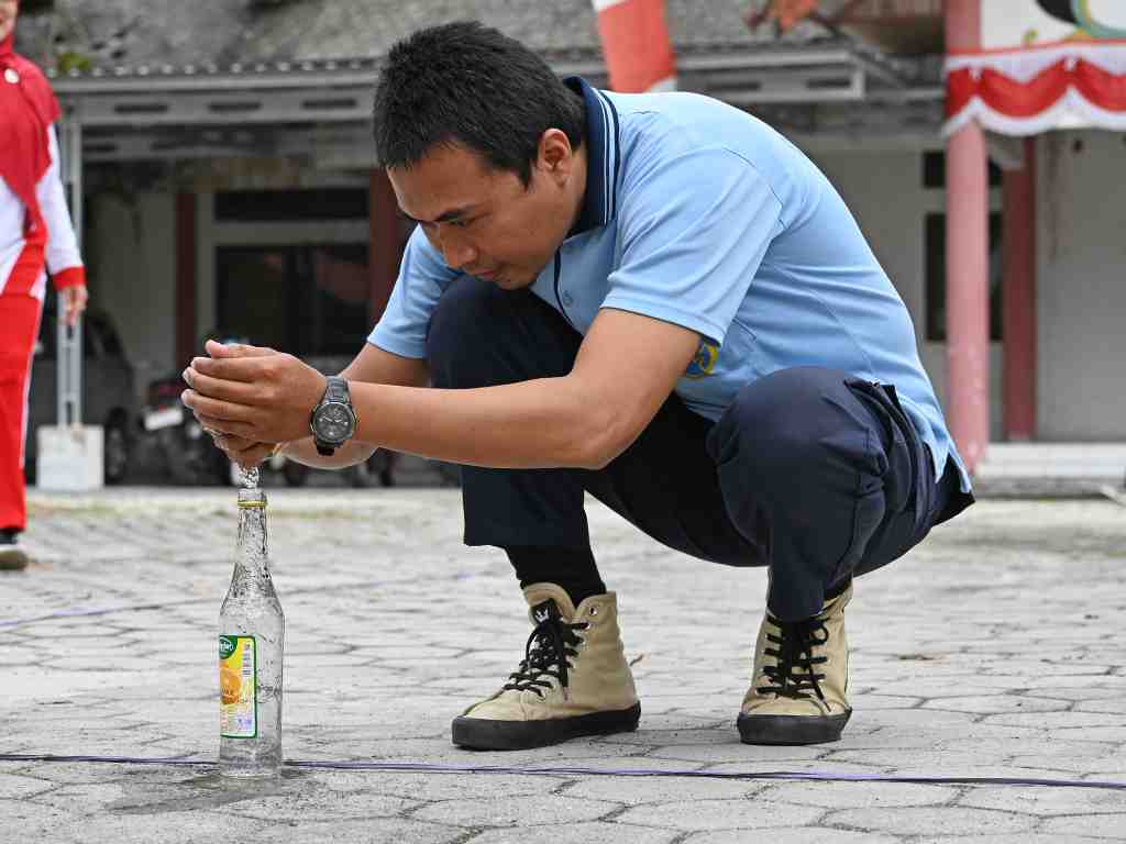 LOMBA MEMASUKKAN AIR DENGAN SPON