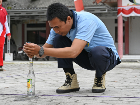 LOMBA MEMASUKKAN AIR DENGAN SPON