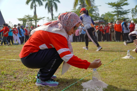 LOMBA ISI PASIR KE DALAM BOTOL 