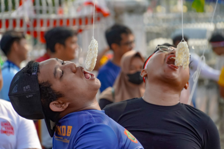 LOMBA MAKAN KERUPUK HUT KE-81 RI