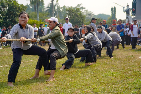 LOMBA TARIK TAMBANG HUT RI