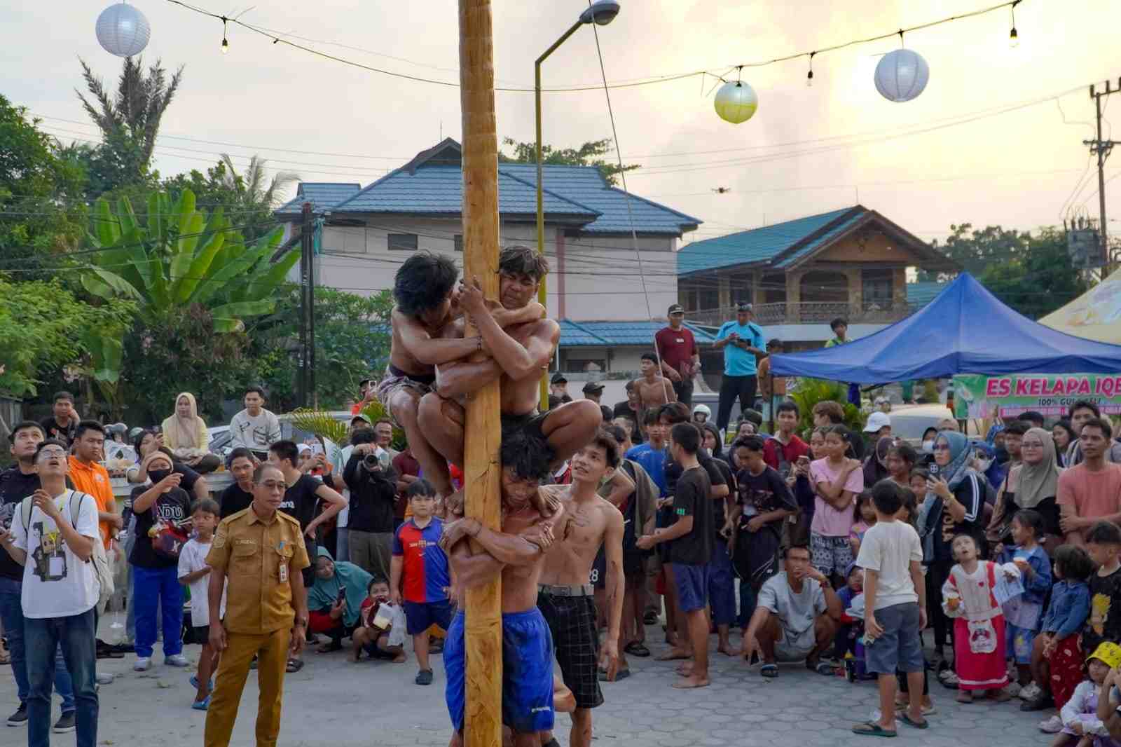 LOMBA PANJAT PINANG