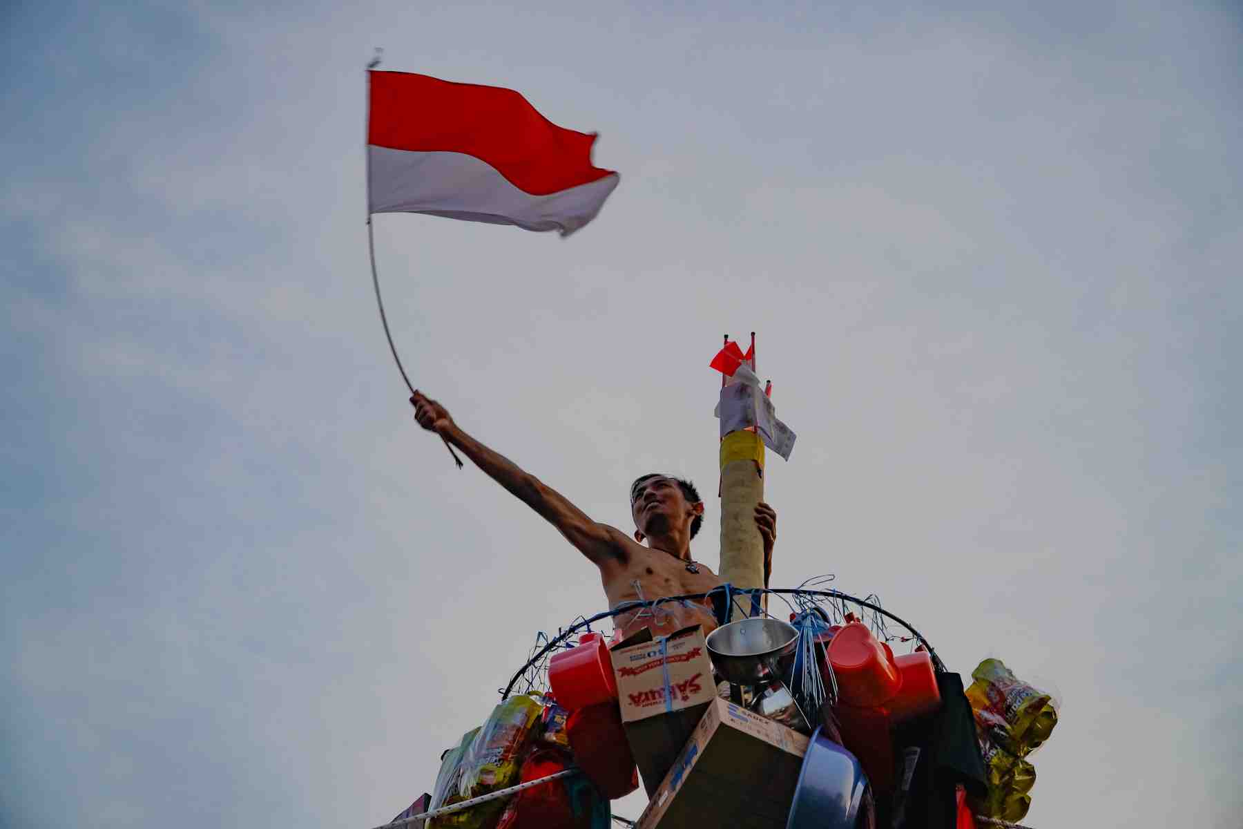 KIBARKAN BENDERA MERAH PUTIH 
