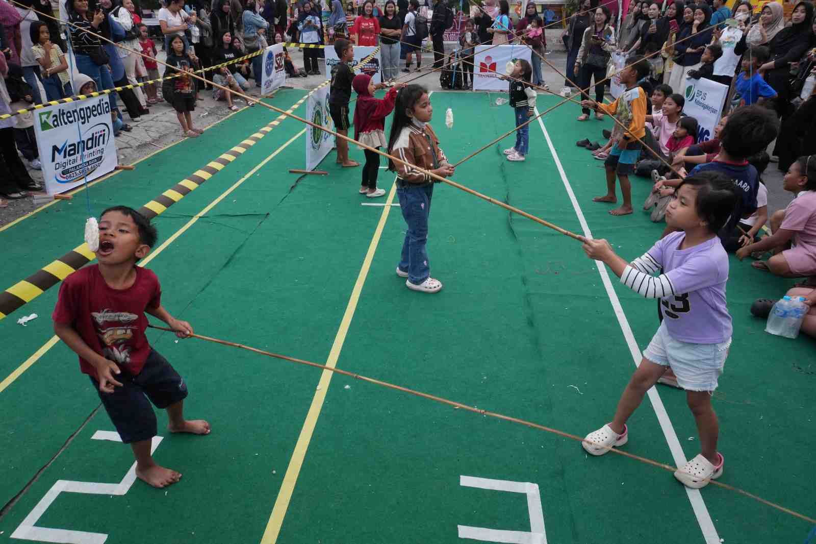 LOMBA MAKAN KERUPUK BERPASANGAN