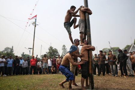 LOMBA PANJAT PINANG HUT KE- 81 RI 