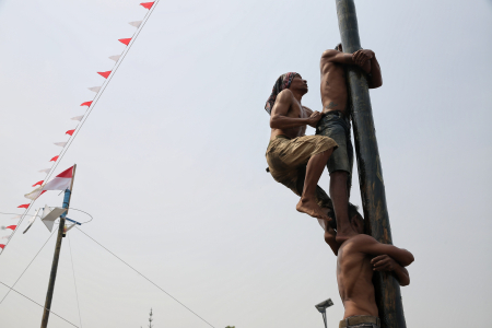 LOMBA PANJAT PINANG HUT KE- 81 RI