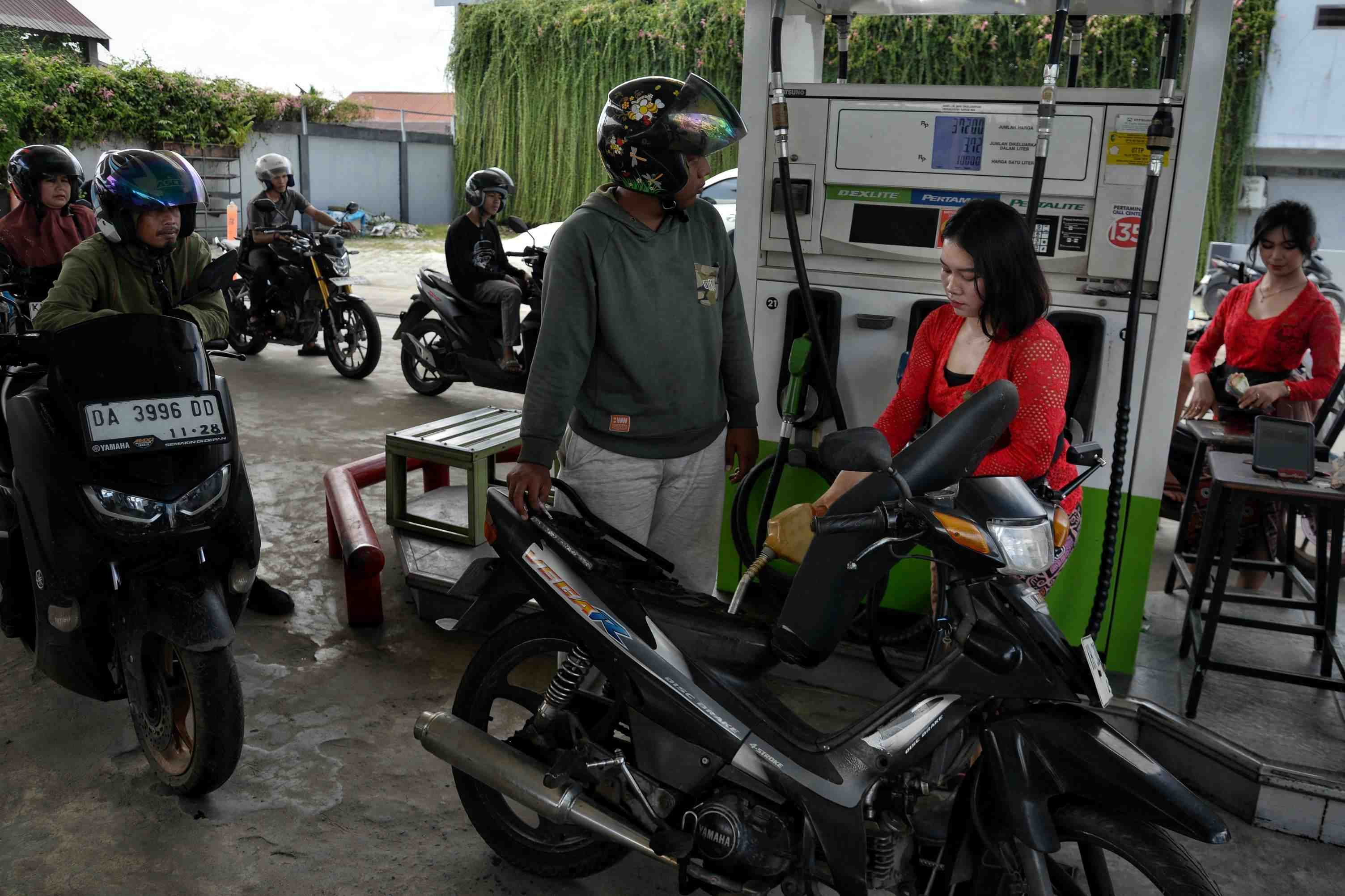 PETUGAS SPBU BERKEBAYA PERINGATI HARI KARTINI DI PALANGKA RAYA 