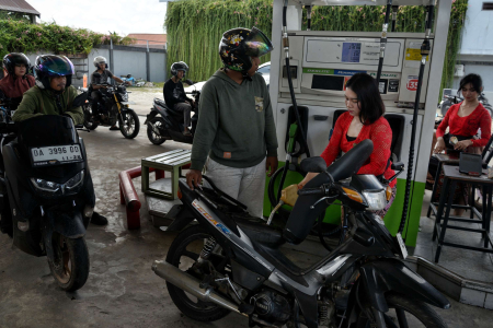 PETUGAS SPBU BERKEBAYA PERINGATI HARI KARTINI DI PALANGKA RAYA 
