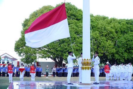 UPACARA PENURUNAN BENDERA MERAH PUTIH