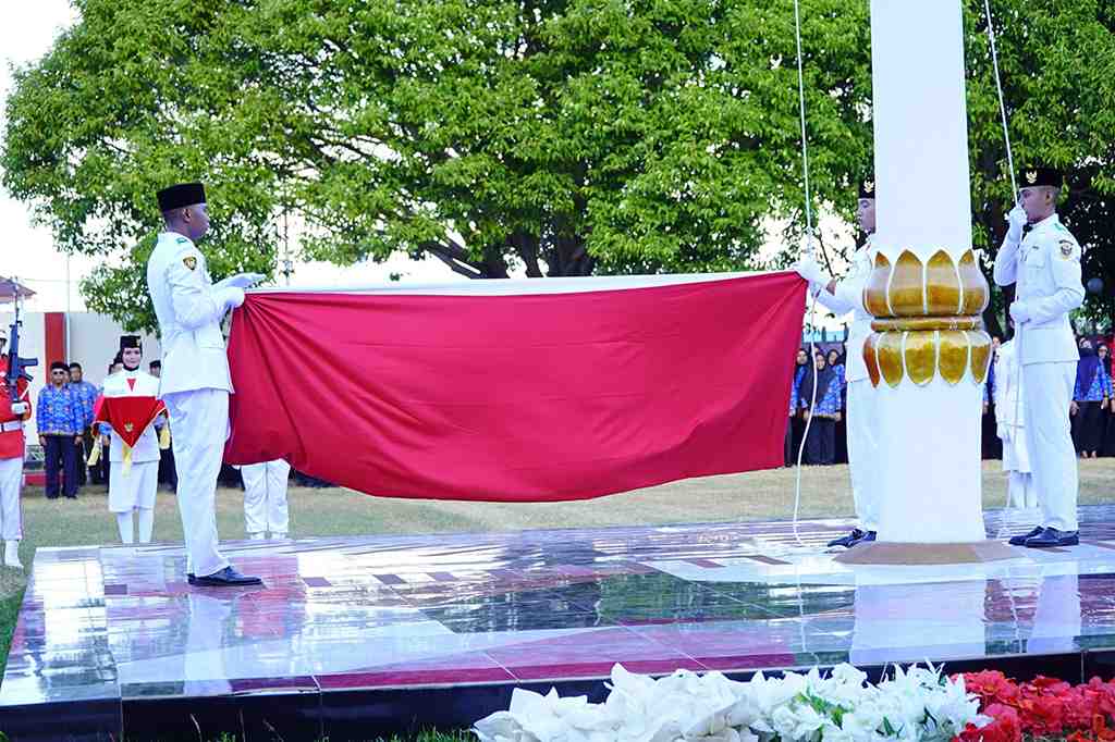 MELIPAT BENDERA MERAH PUTIH