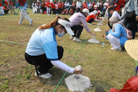 LOMBA MASUKKAN PASIR DALAM BOTOL KATEGORI PUTRI