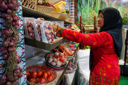 PENJUAL BUAH DAN SAYUR SEGAR