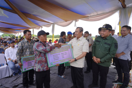 GUBERNUR RIAU SERAHKAN BANTUAN PERTANIAN 