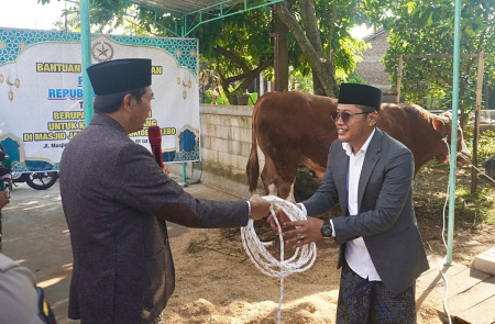 SERAHKAN SAPI KURBAN BANTUAN PRESIDEN