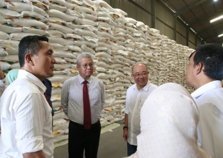 PJ GUBERNUR  KALBAR KUNJUNGI GUDANG BERAS 