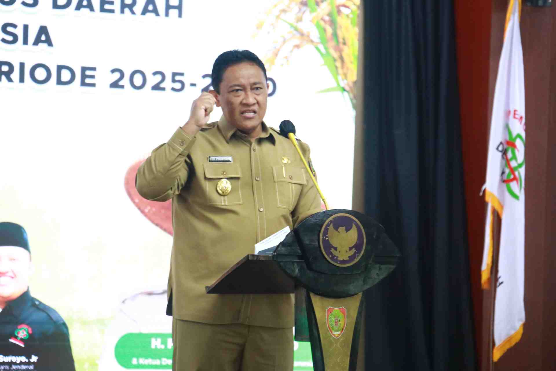 *perbaiki caption, selalu gunakan kalimat aktif PEMUDA TANI MITRA PEMERINTAH