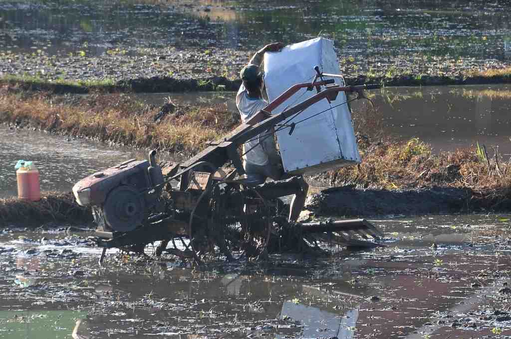 ANGKAT PENUTUP MESIN TRAKTOR