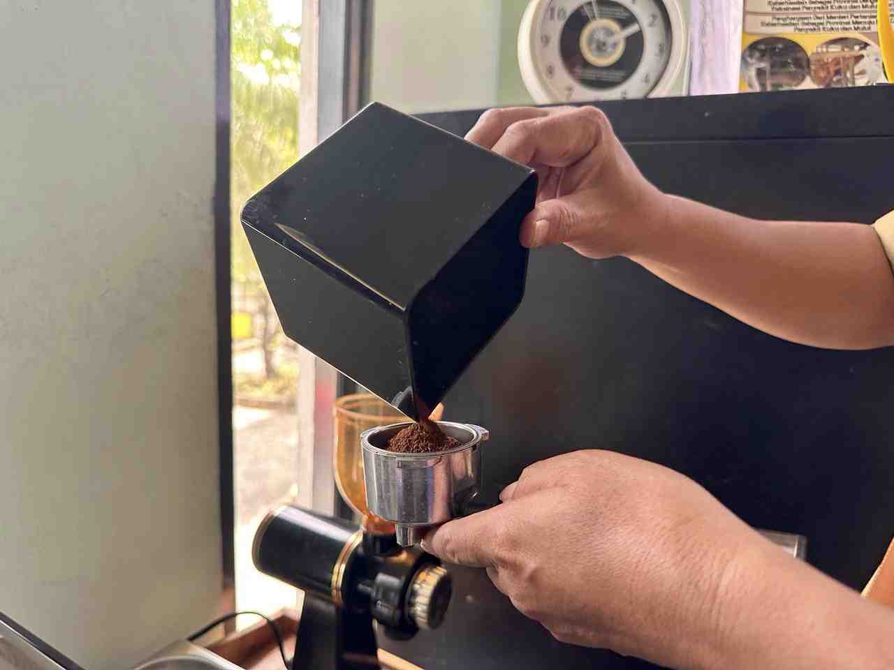 MASUKKAN BUBUK KOPI