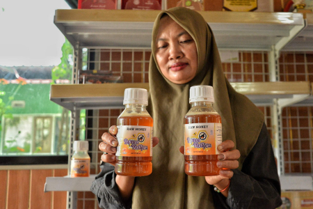 TUNJUKKAN MADU DALAM KEMASAN 