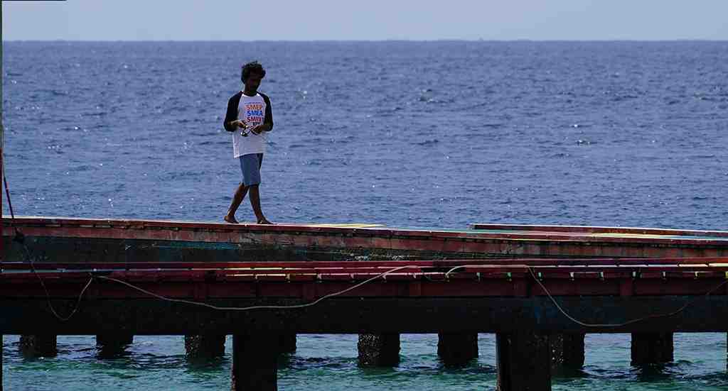 MEMANCING DI PANTAI TUGULUFA