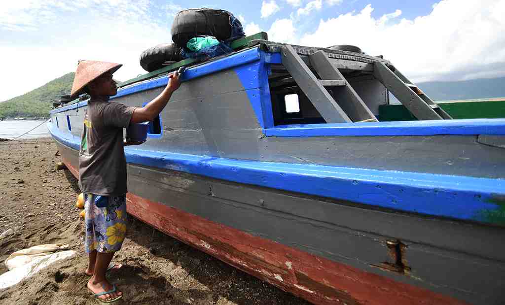 MENGECAT PERAHU