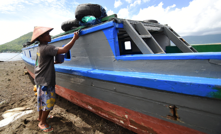 MENGECAT PERAHU