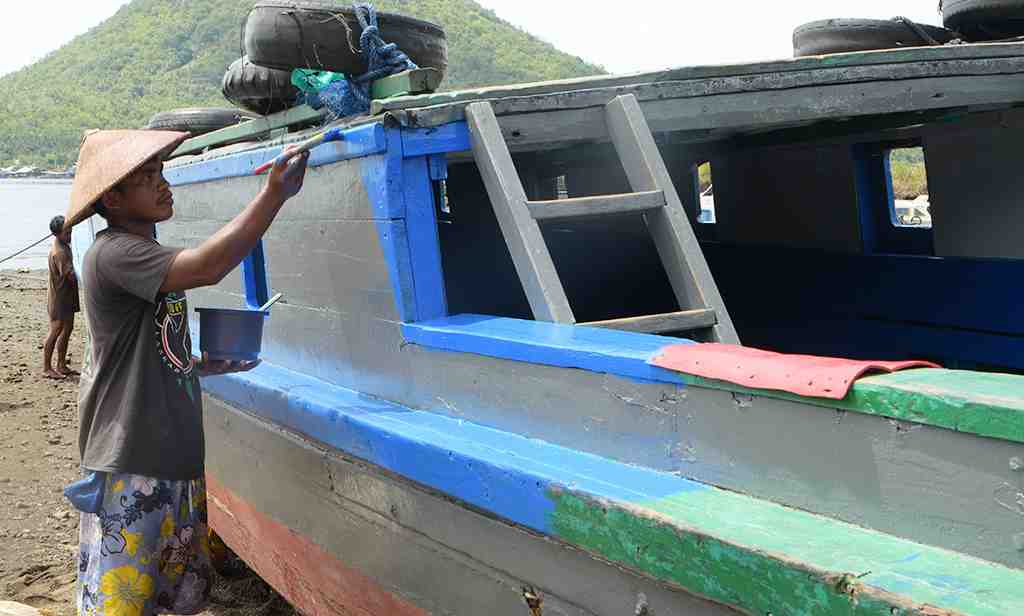 MENGECAT PERAHU