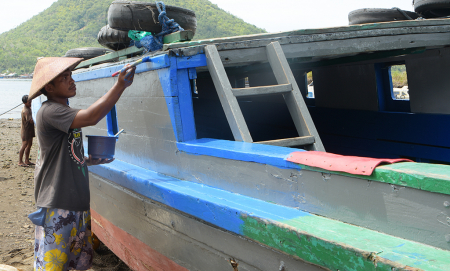 MENGECAT PERAHU
