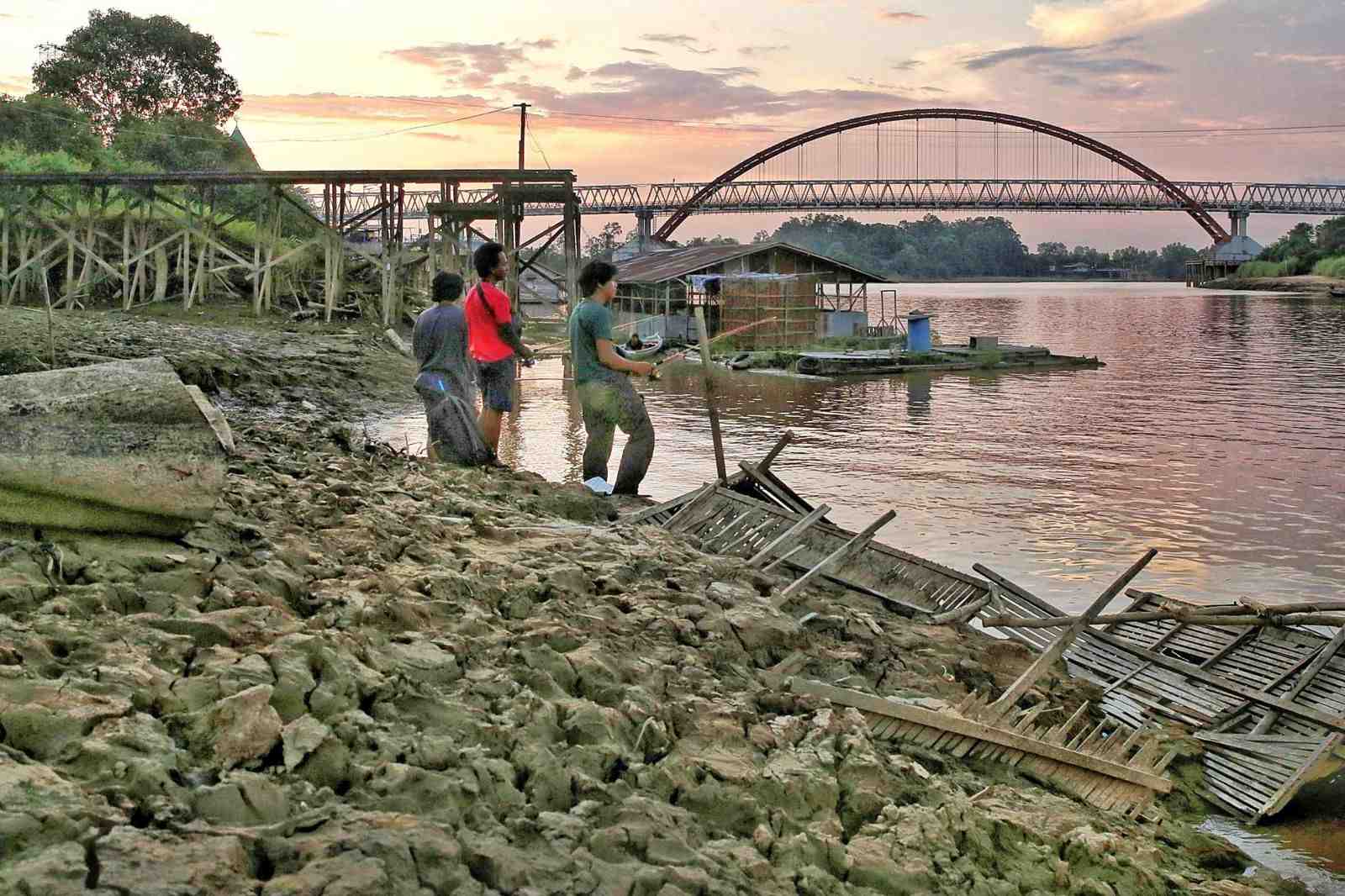 MEMANCING DI SUNGAI KAHAYAN