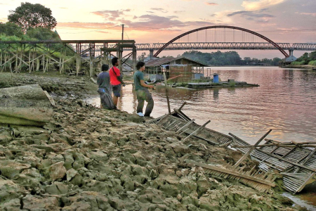 MEMANCING DI SUNGAI KAHAYAN