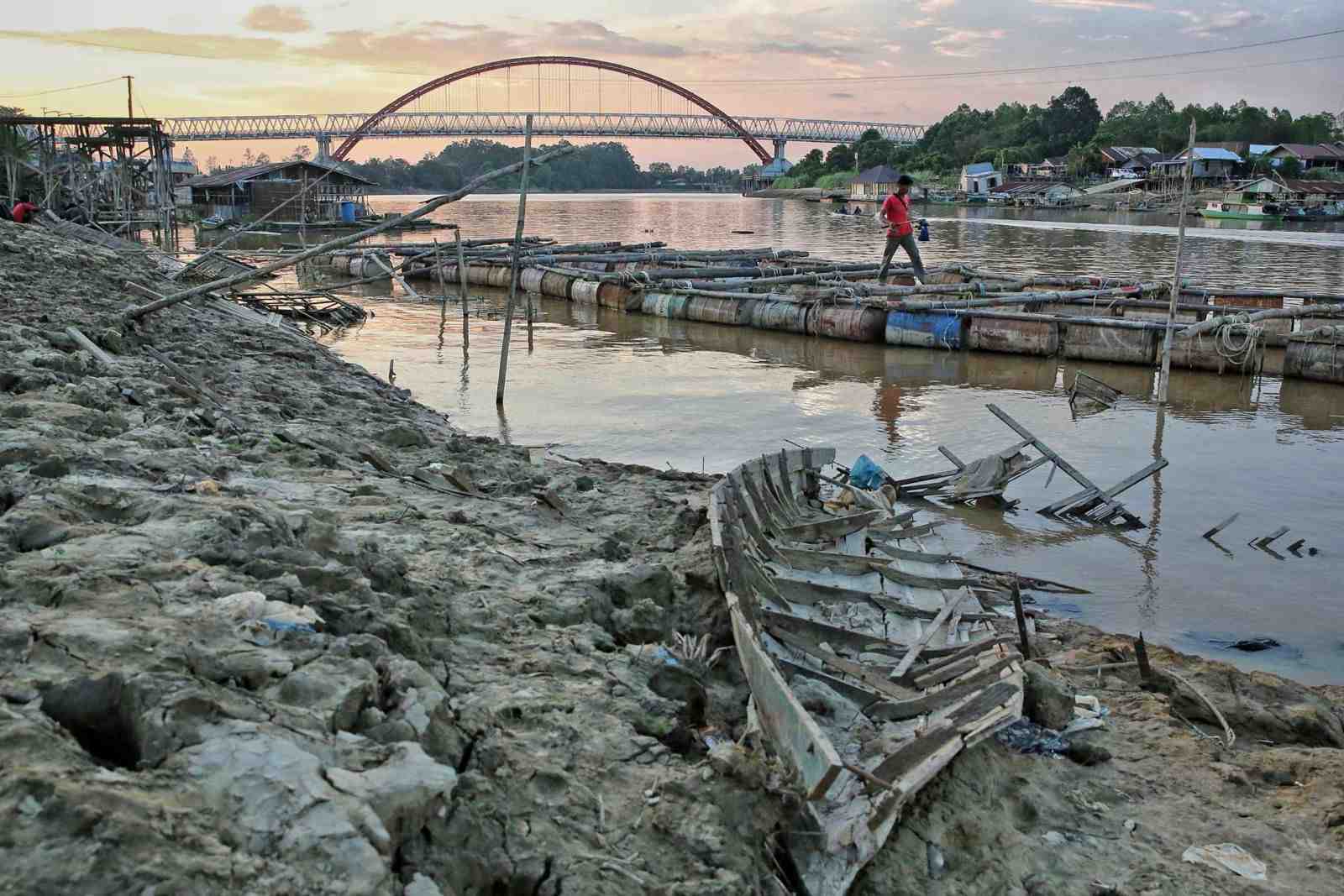 DEBIT SUNGAI KAHAYAN SURUT