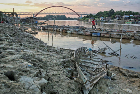 DEBIT SUNGAI KAHAYAN SURUT