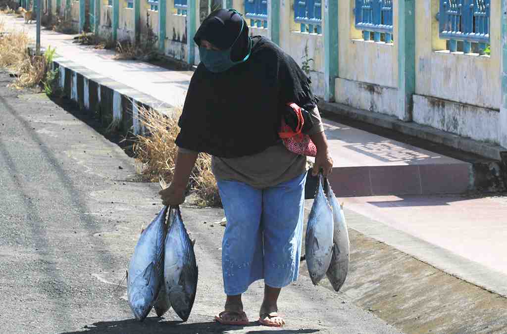 MEMBAWA IKAN TUNA