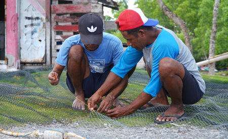 PERBAIKI JARING IKAN