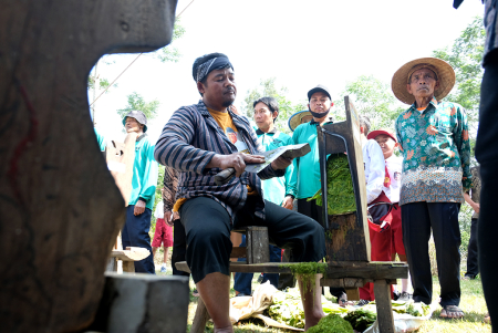 MENGASAH GOLOK