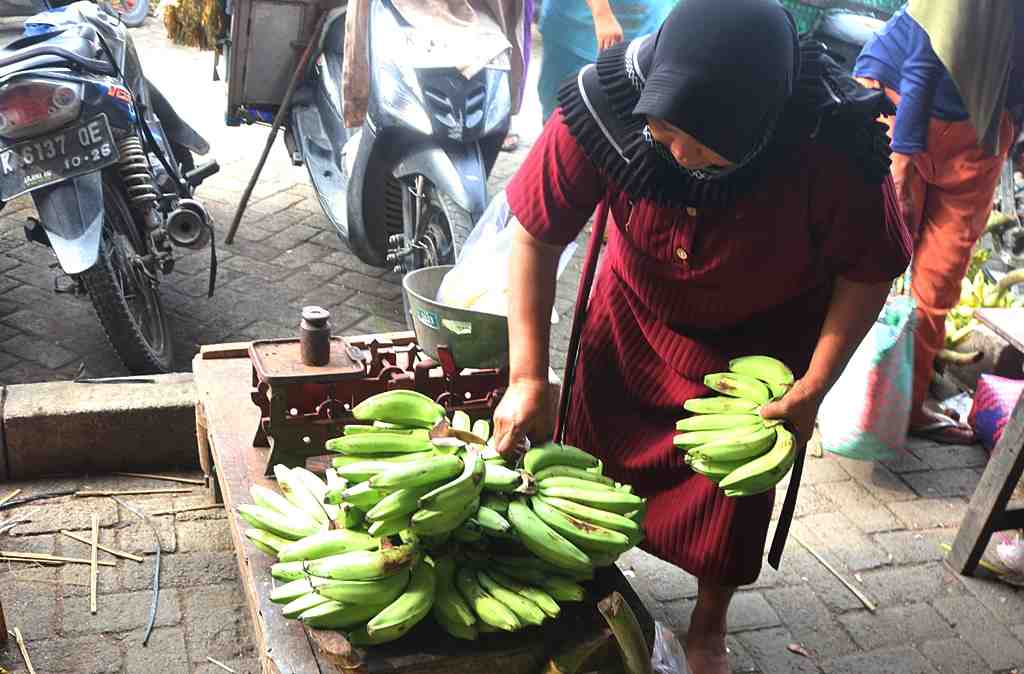 PENJUAL PISANG HIJAU di PASAR BLORA