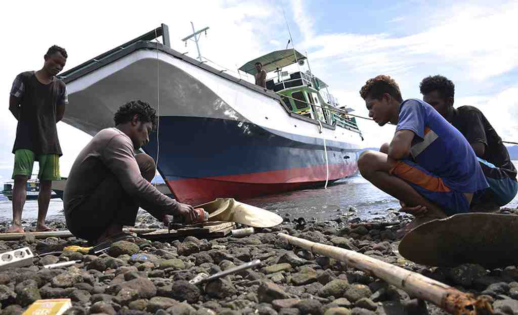 PERBAIKI BALING-BALING KAPAL