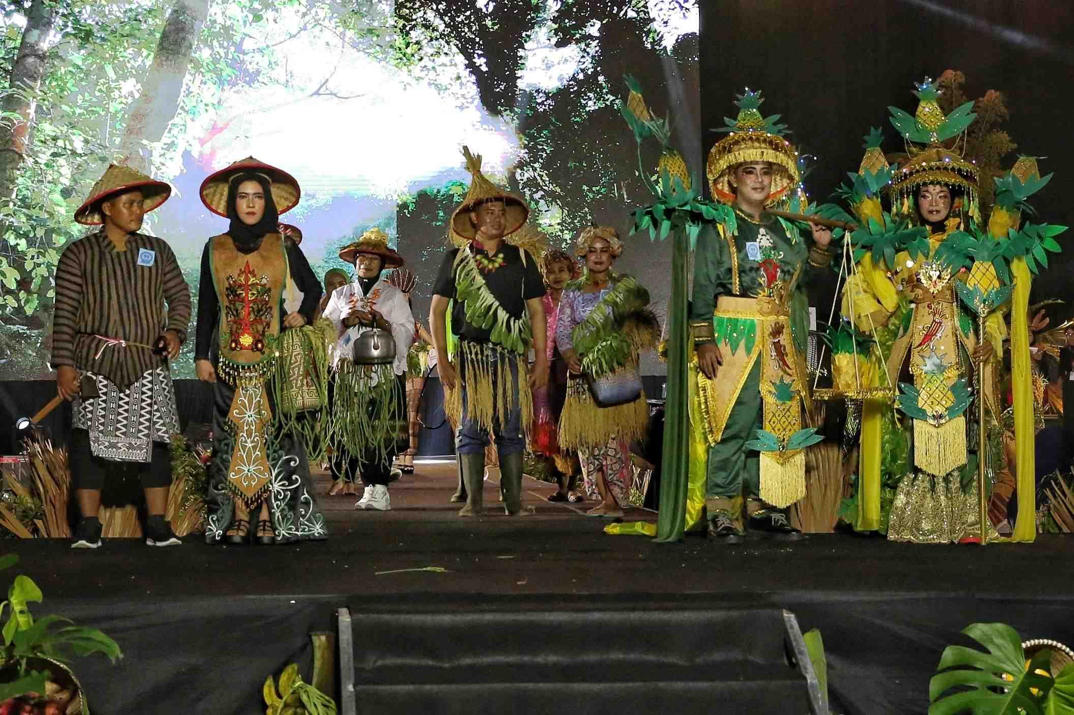 PERAGAAN BUSANA TANI 