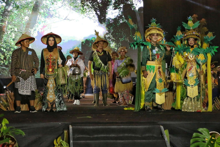 PERAGAAN BUSANA TANI 