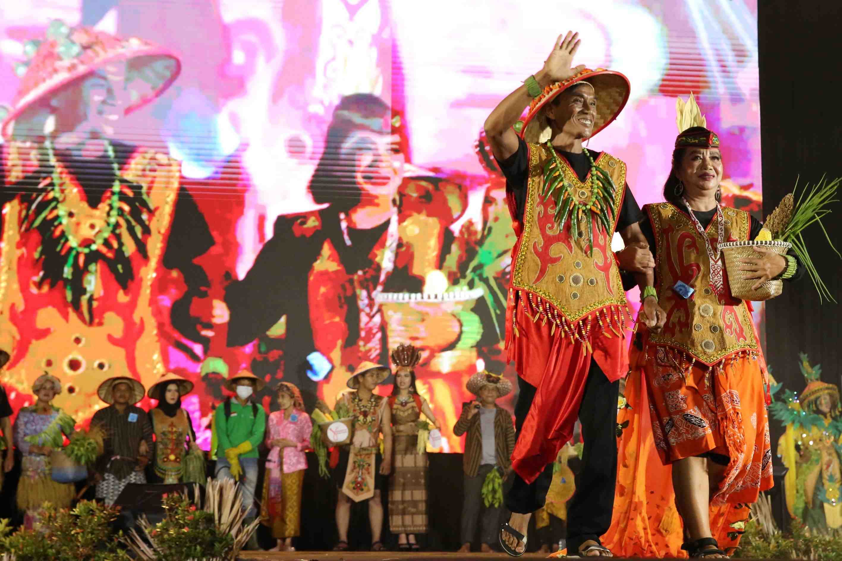 PERAGAAN BUSANA TANI 