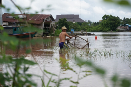 PERIKSA PERANGKAP IKAN